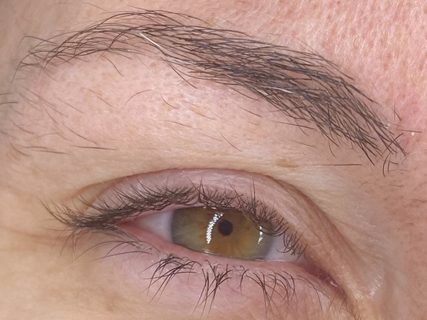 Antes: microblading para cejas con poca densidad en Terrassa