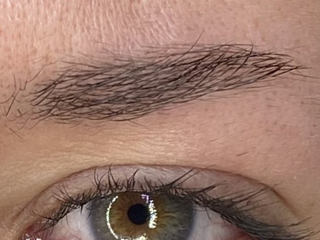 Antes: rediseño de cejas con microblading en Terrassa