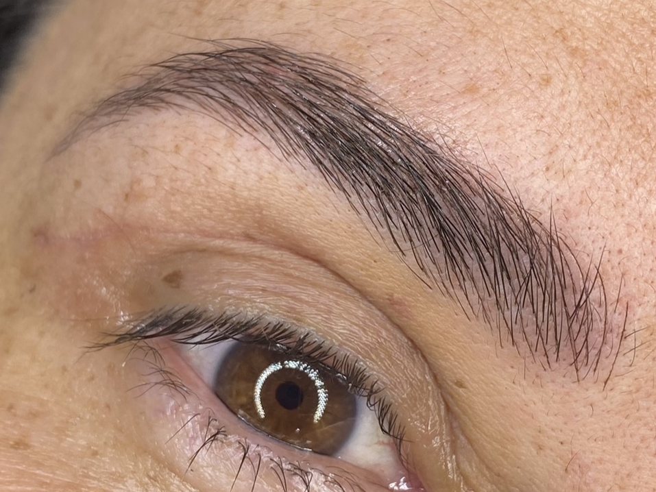 Después: microblading pelo a pelo en Terrassa, ceja rellenada y con forma