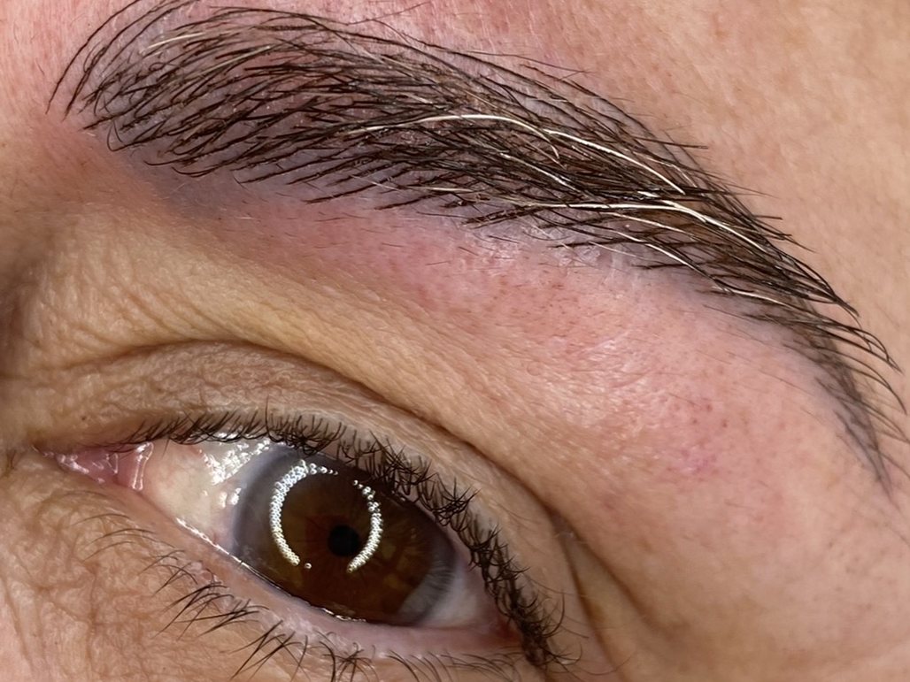 Después: microblading en cejas con canas en Terrassa