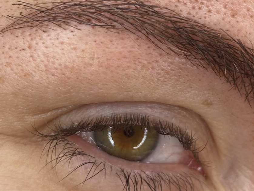 Después: microblading para cejas con poca densidad en Terrassa
