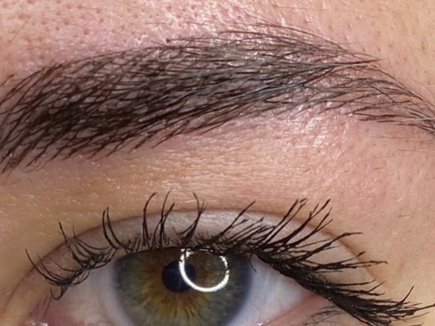 Después: rediseño de cejas con microblading en Terrassa