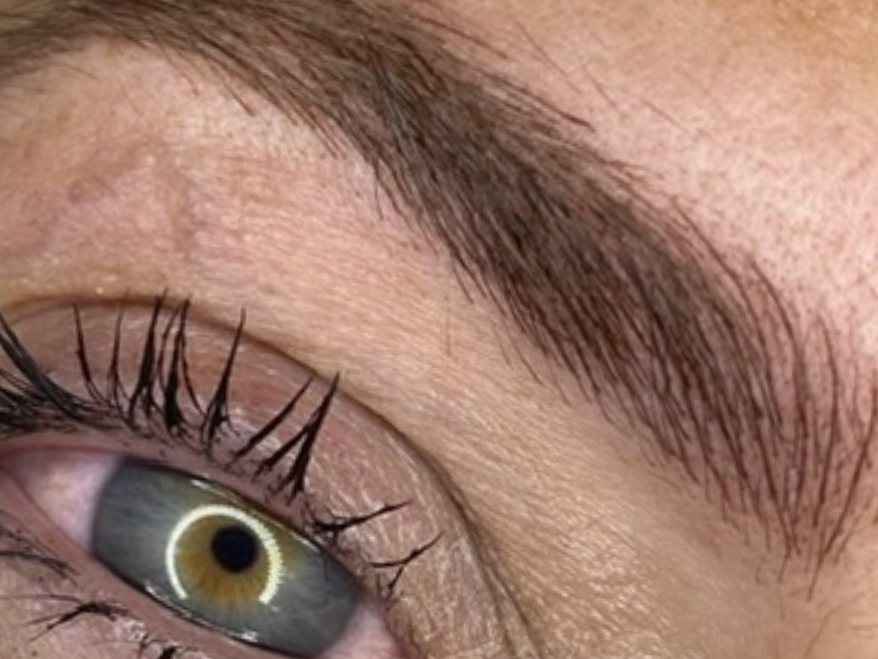 Después: sombreado de cejas (powder brows) en Terrassa