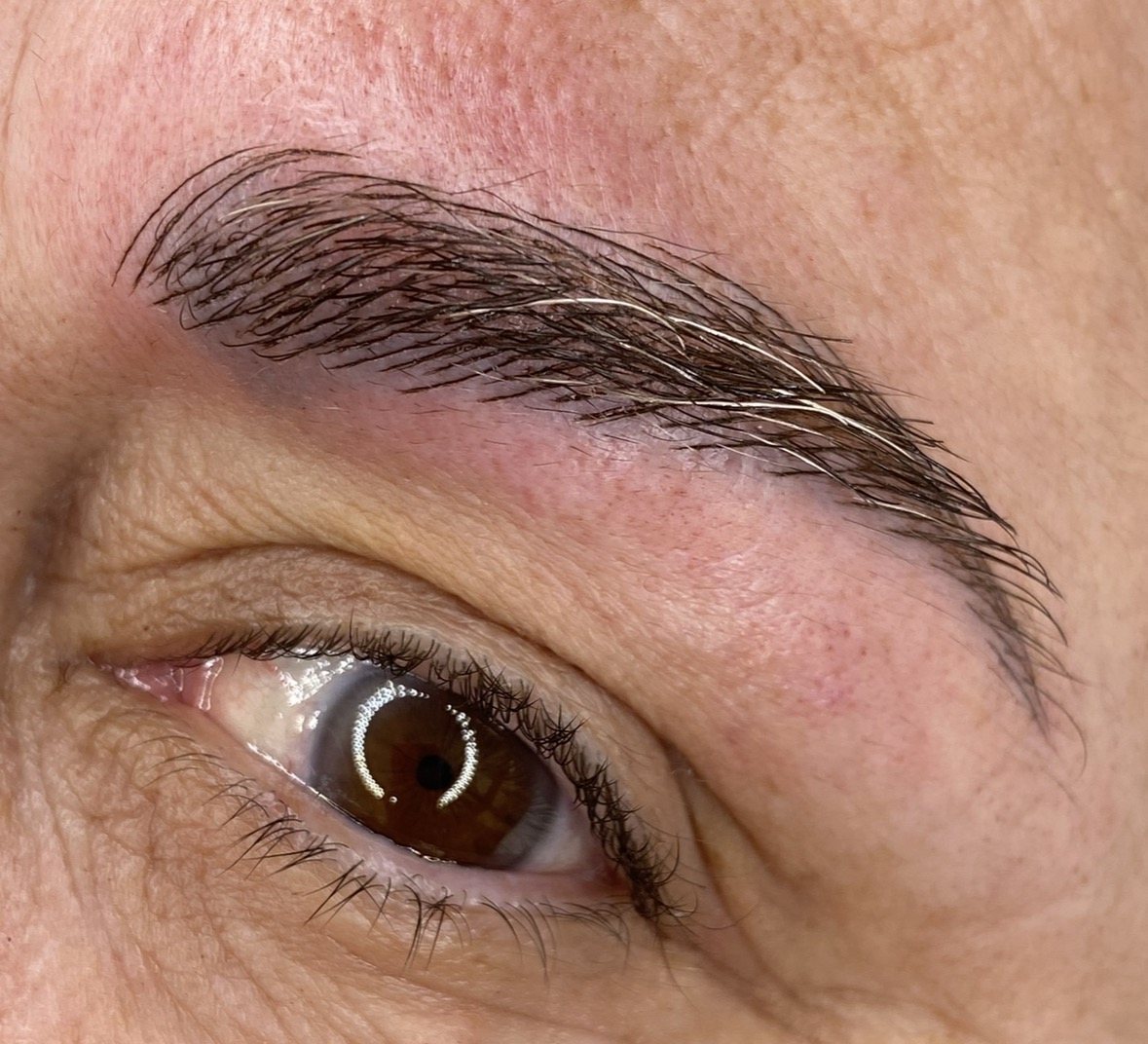 Cejas combinadas, microblading y sombreado, en Terrassa