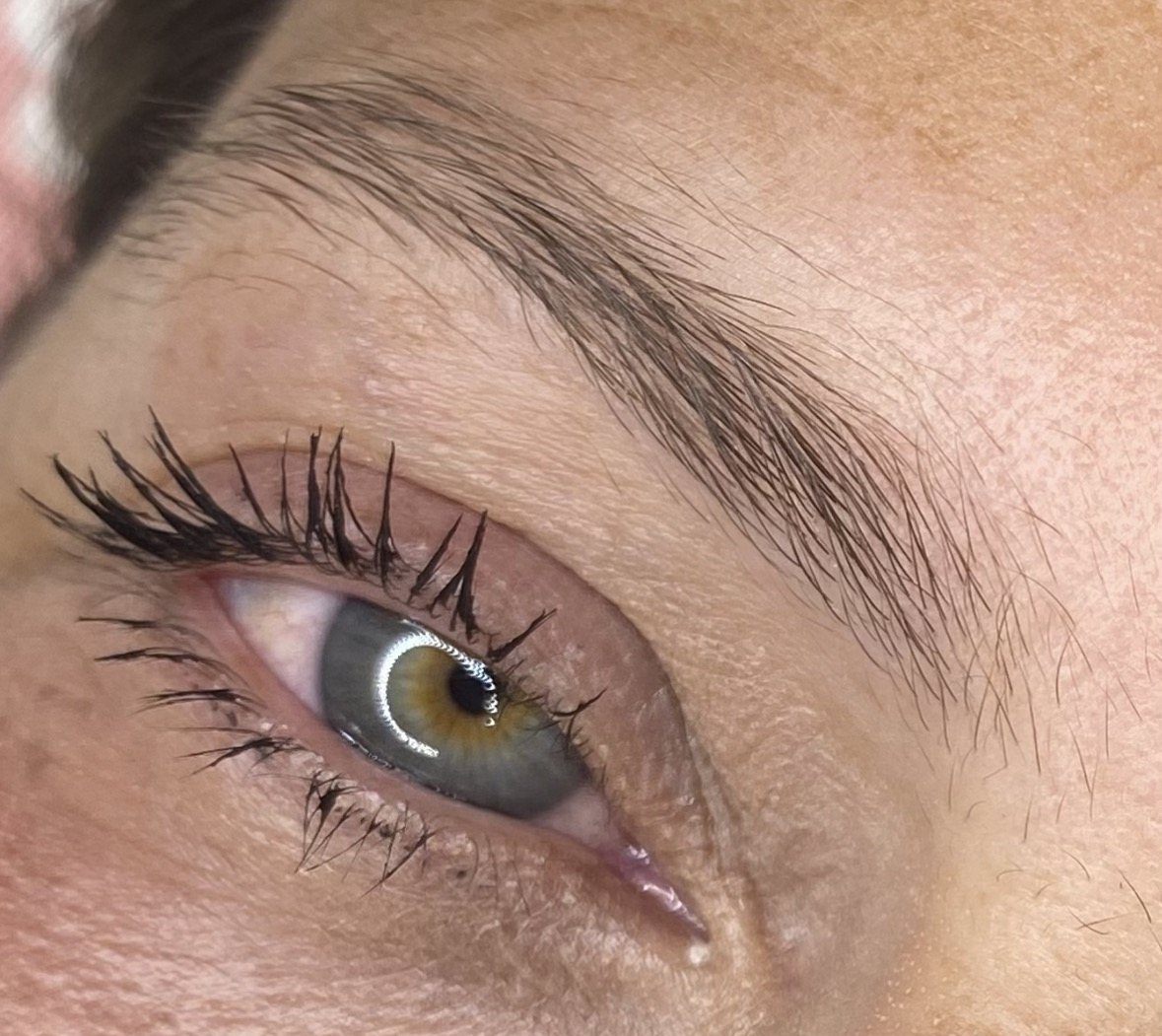 Delineado superior fino, eyeliner permanente en Terrassa