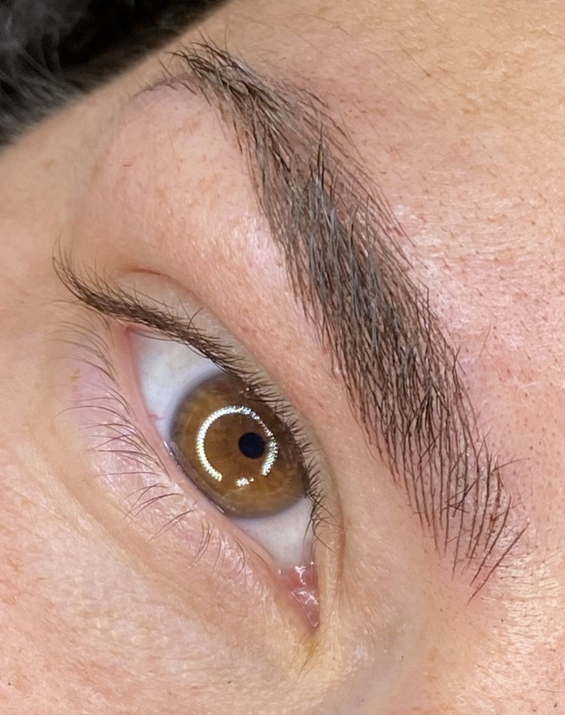 Microblading pelo a pelo en Terrassa, resultado natural de cejas por Lidia Fernández