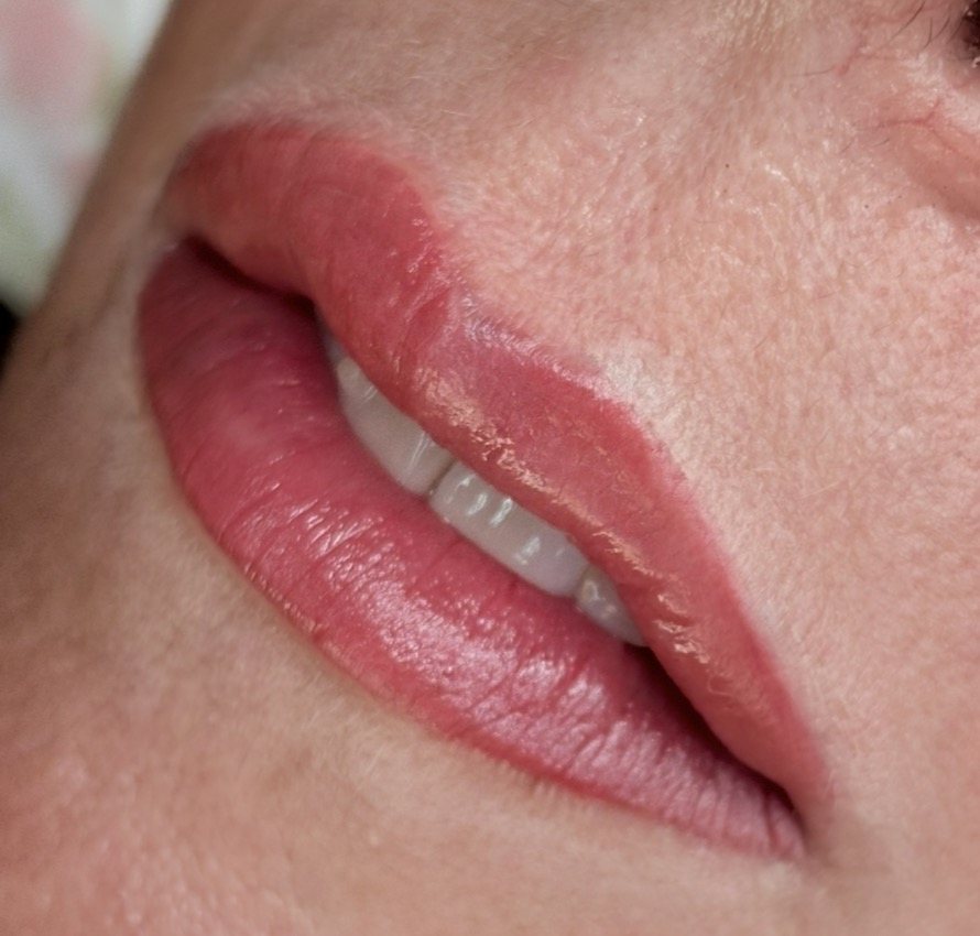 Micropigmentación de labios efecto acuarela en Terrassa