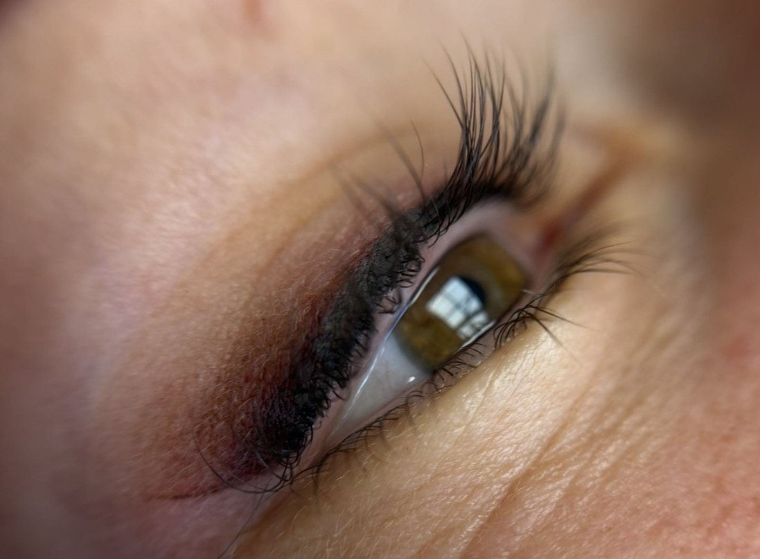 Eyeliner permanente con cola sutil en Terrassa