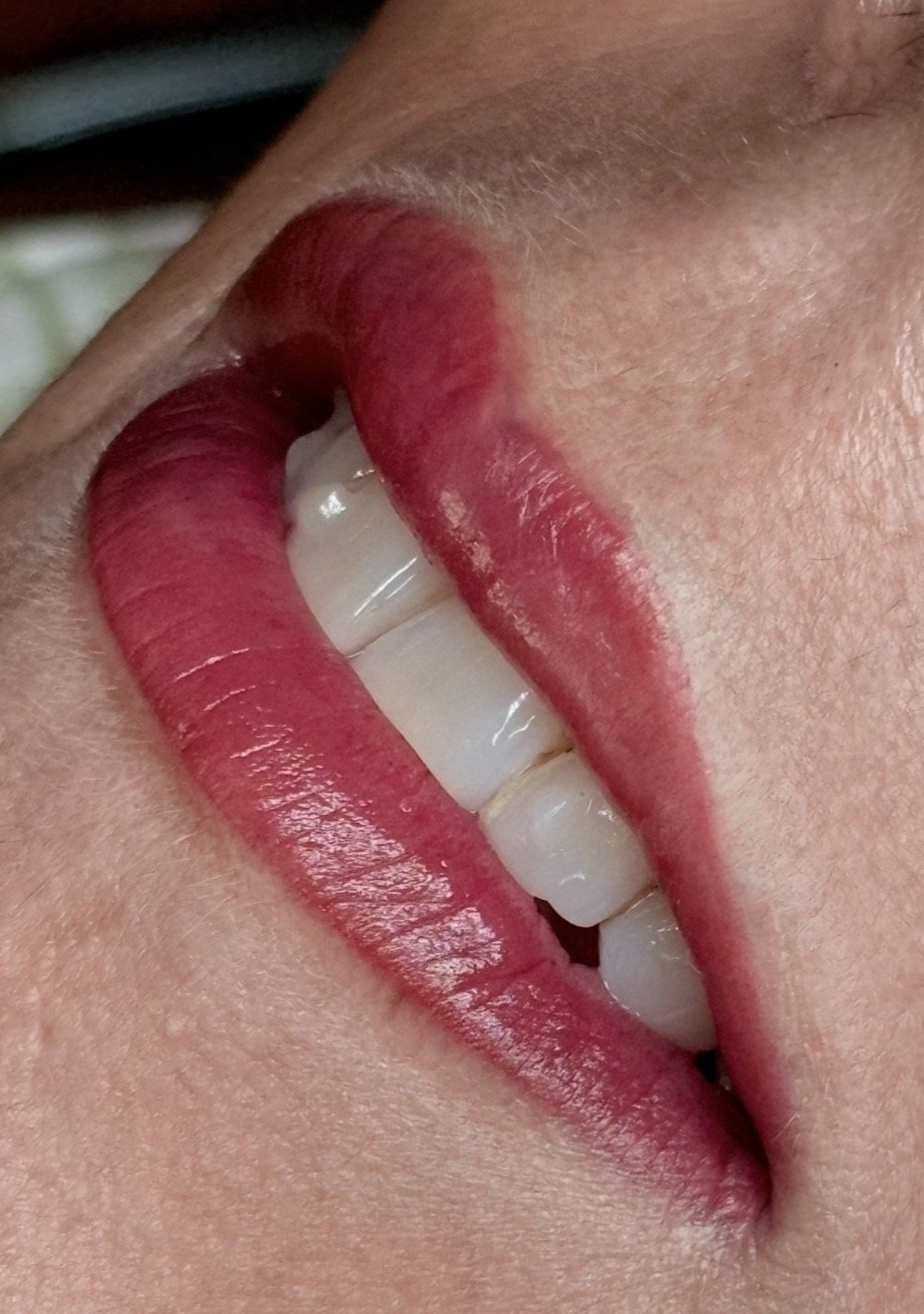 Micropigmentación de labios con contorno definido en Terrassa