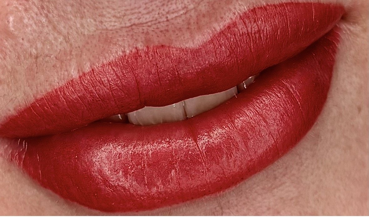 Micropigmentación de labios en rojo intenso en Terrassa